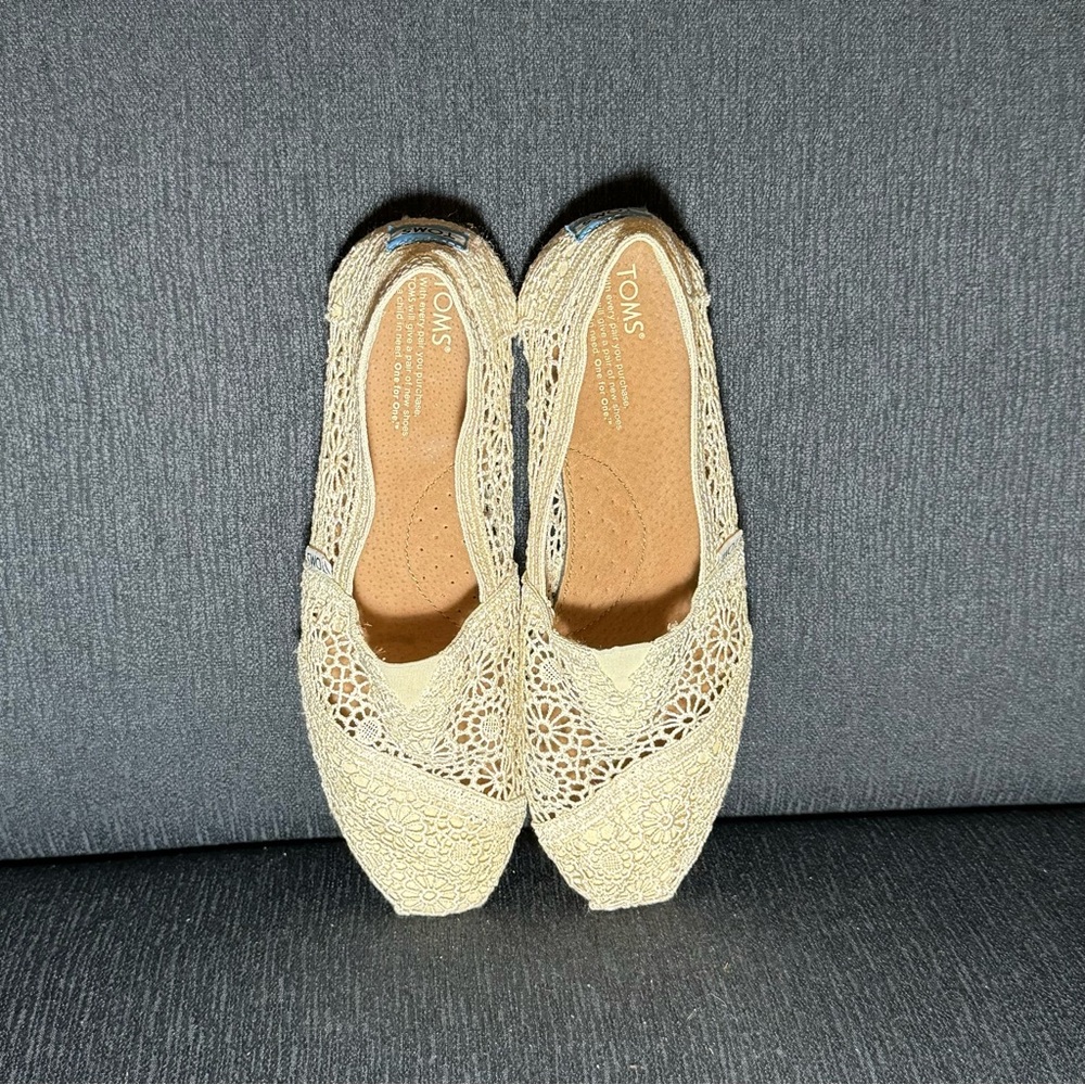 TOMS Alpargatas, Moroccan Crochet Lace, Cream, Blue Logo‎ on Heel, Size 9.5, EUC